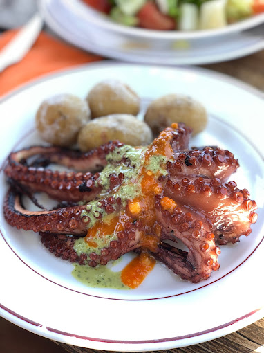 plato de pulp frito con mojo y papas